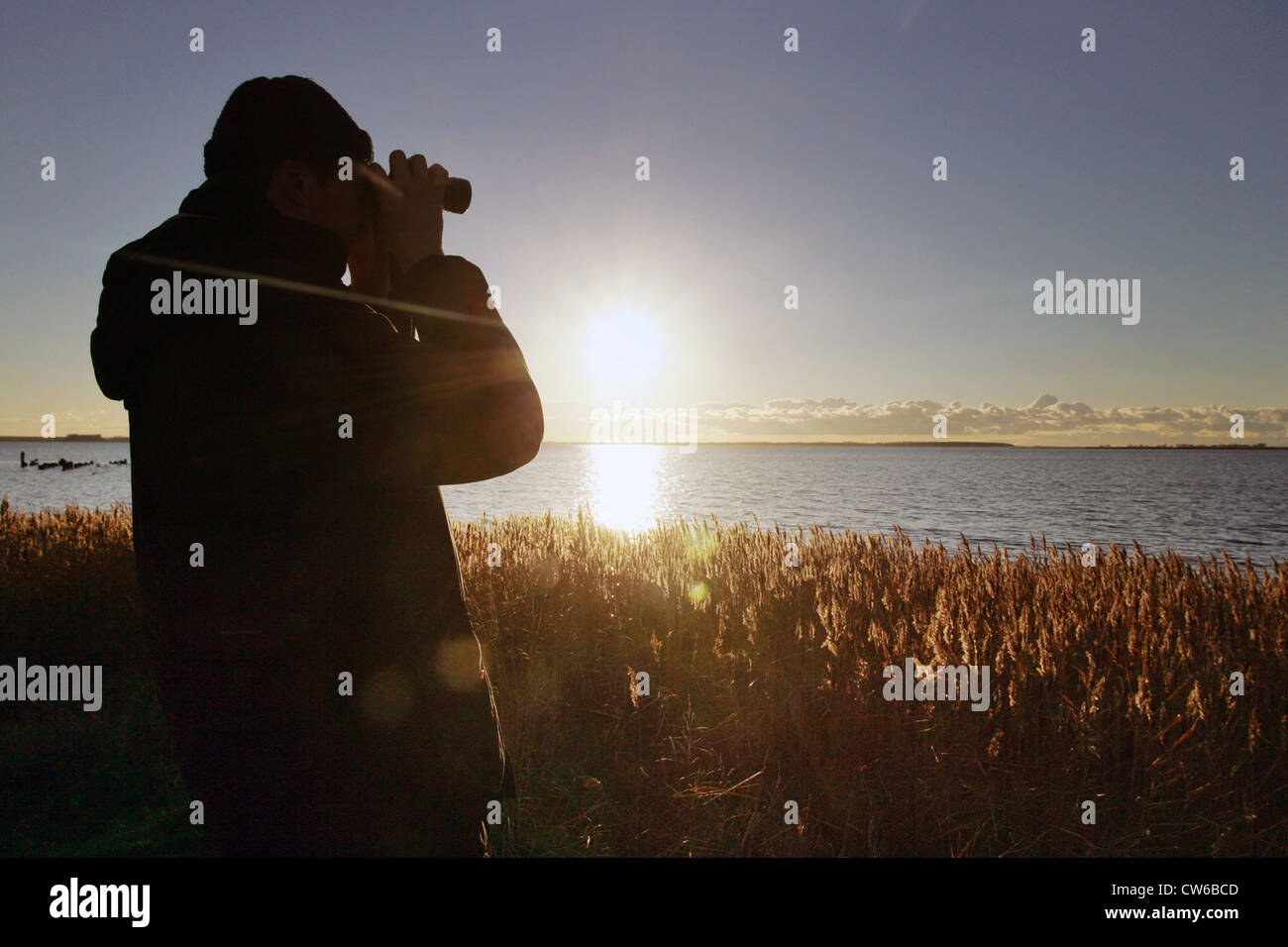 Zingst Mann schaut durch sein Fernglas Stockfoto