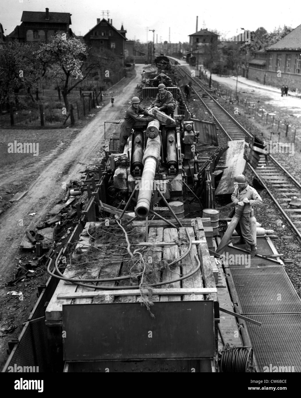 Ein 5-Zoll-Bahn Waffe gefunden durch US-Soldaten-Hanau (Deutschland) 15. April 1945 Stockfoto