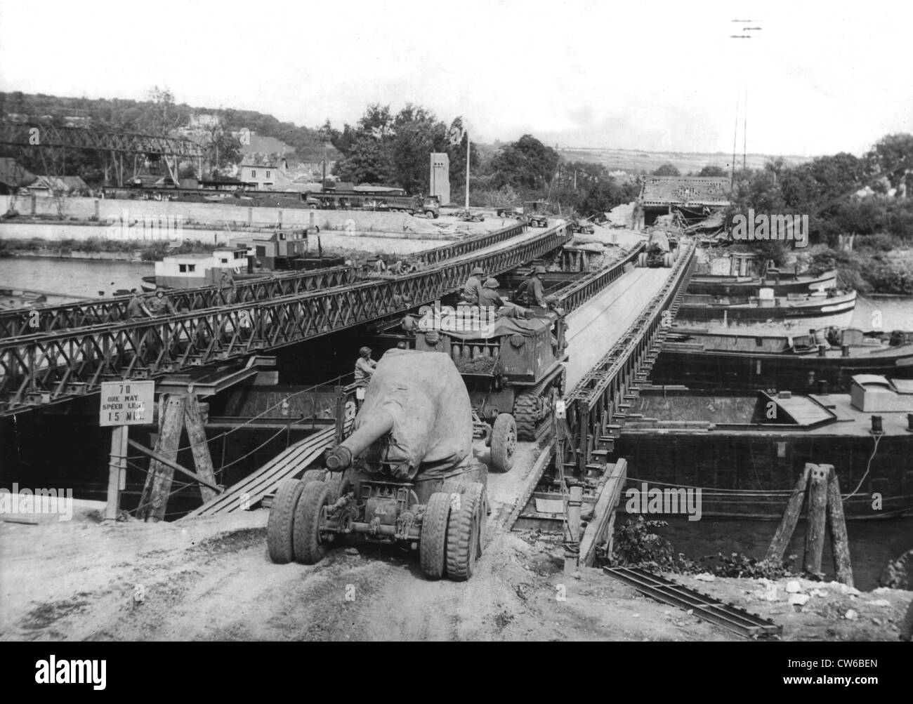 US-155 mm. Waffe über eine Bailey-Brücke über den Fluss Seine in Frankreich (Sommer 1944) Stockfoto