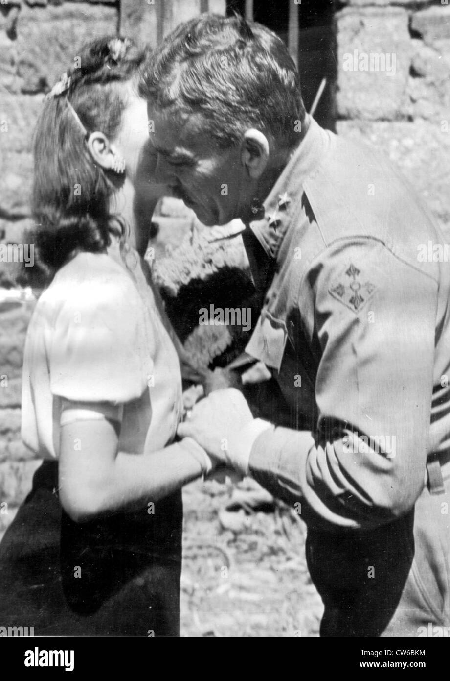 US Maj.Gen.Raymond O.Barton erhält einen Kuss in Frankreich (Sommer 1944) Stockfoto