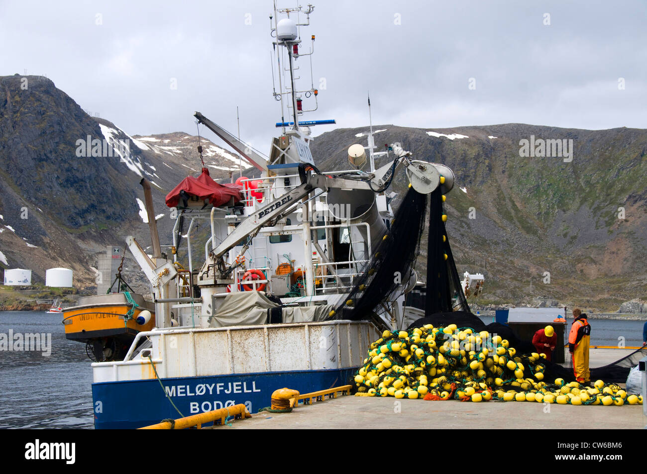 Norwegische Fishingboat und seine Crew sind Seine, Norwegen, Finnmark, Honningsvaag entladen. Stockfoto