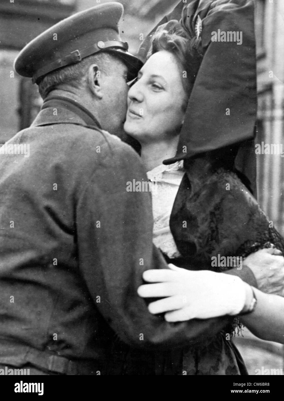 Elsässischen Mädchen erhält einen Kuss von US-General in Belfort (Frankreich), Herbst November 1944 Stockfoto