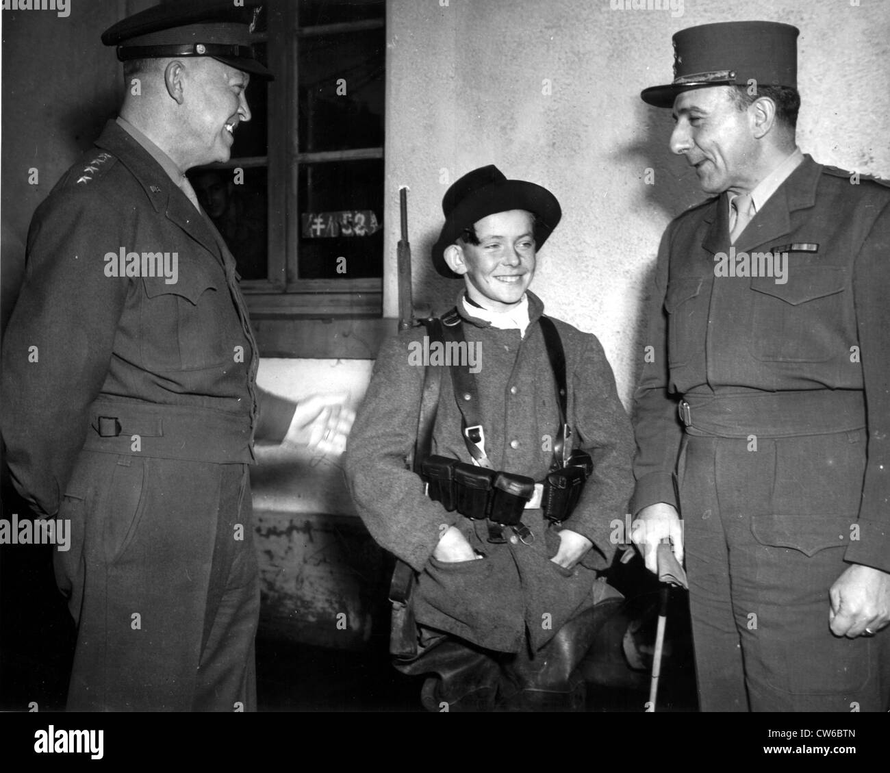 US-General Eisenhower und der französische General de Lattre de Tassigny mit einem jungen Franzosen in Frankreich, November 25,1944 Stockfoto