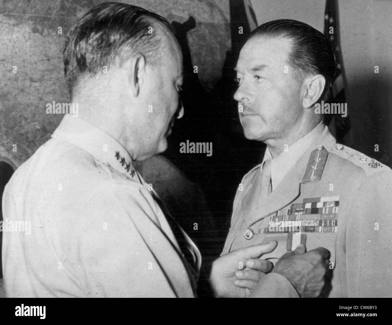 Britischer Feldmarschall Sir Harold R.L.G. Alexander dekoriert von US-General McNarmey in Rom (Italien), Juni 19,1945 Stockfoto