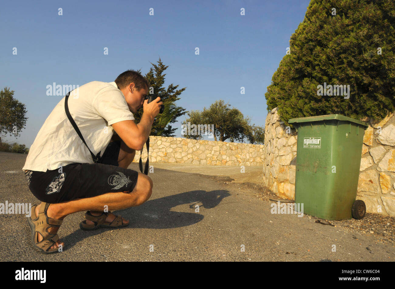 junger Mann, ein Bild von einem Mülleimer, Griechenland, Peloponnes Stockfoto