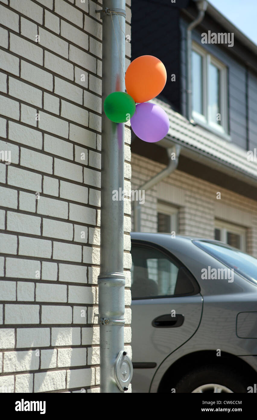 Wohnsiedlung, Luftballons weisen den Weg zu hart Stockfoto