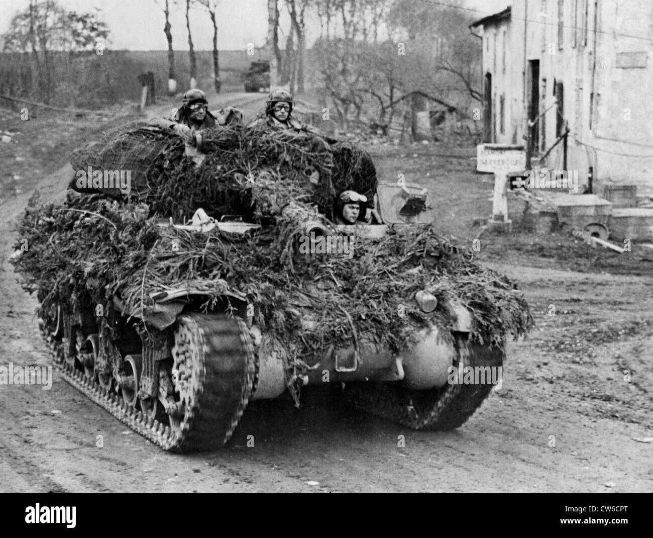 Getarnte U.S. M-10 Jagdpanzer Fortschritte nach vorne (Ostfrankreich - Herbst 1944) Stockfoto