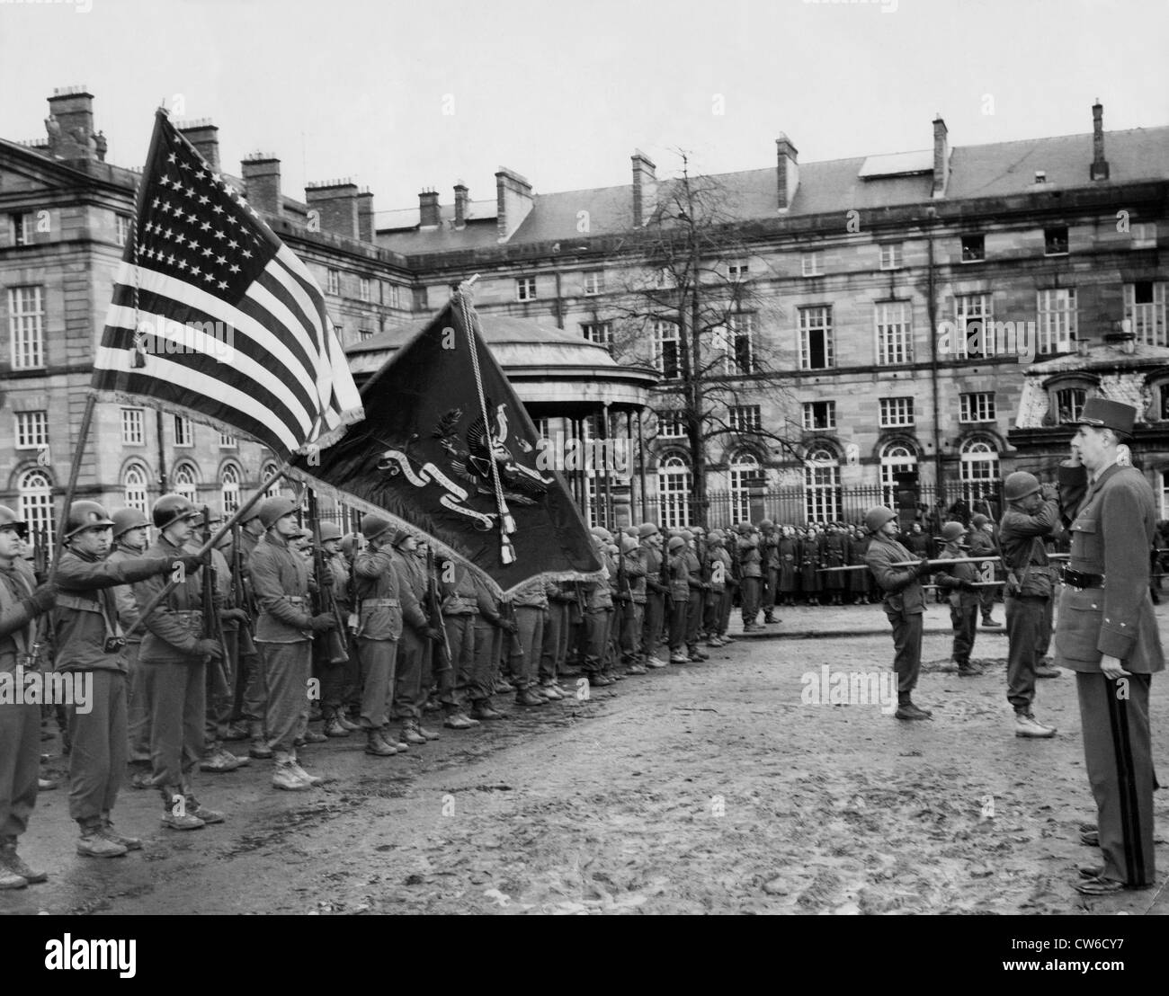 General de Gaulle begrüßt die Farben der Vereinigten Staaten in Saverne, 11. Februar 1945 Stockfoto