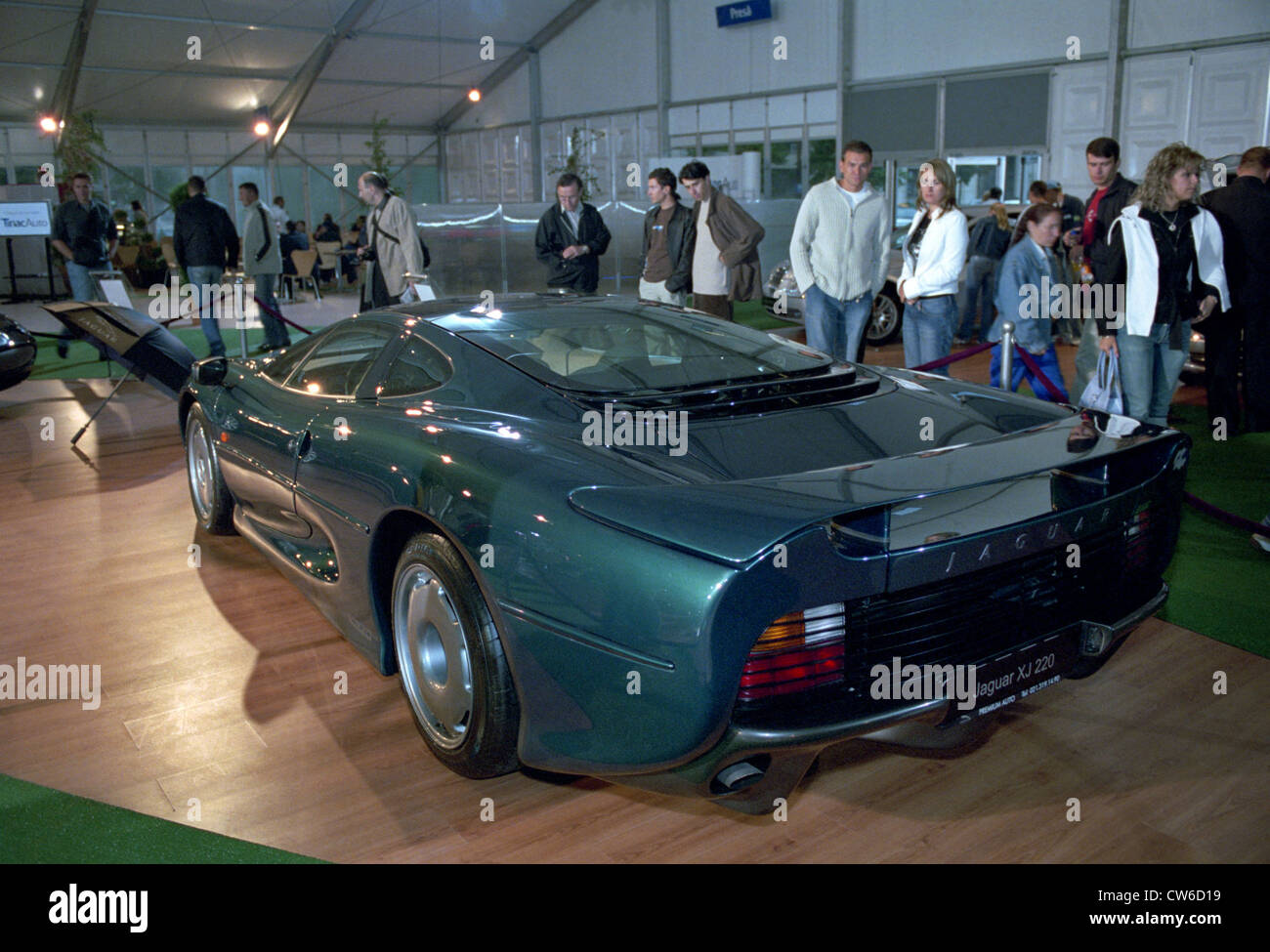 Racing grüner Jaguar XJ 220 in einem motor Show in Bukarest, Rumänien Stockfoto