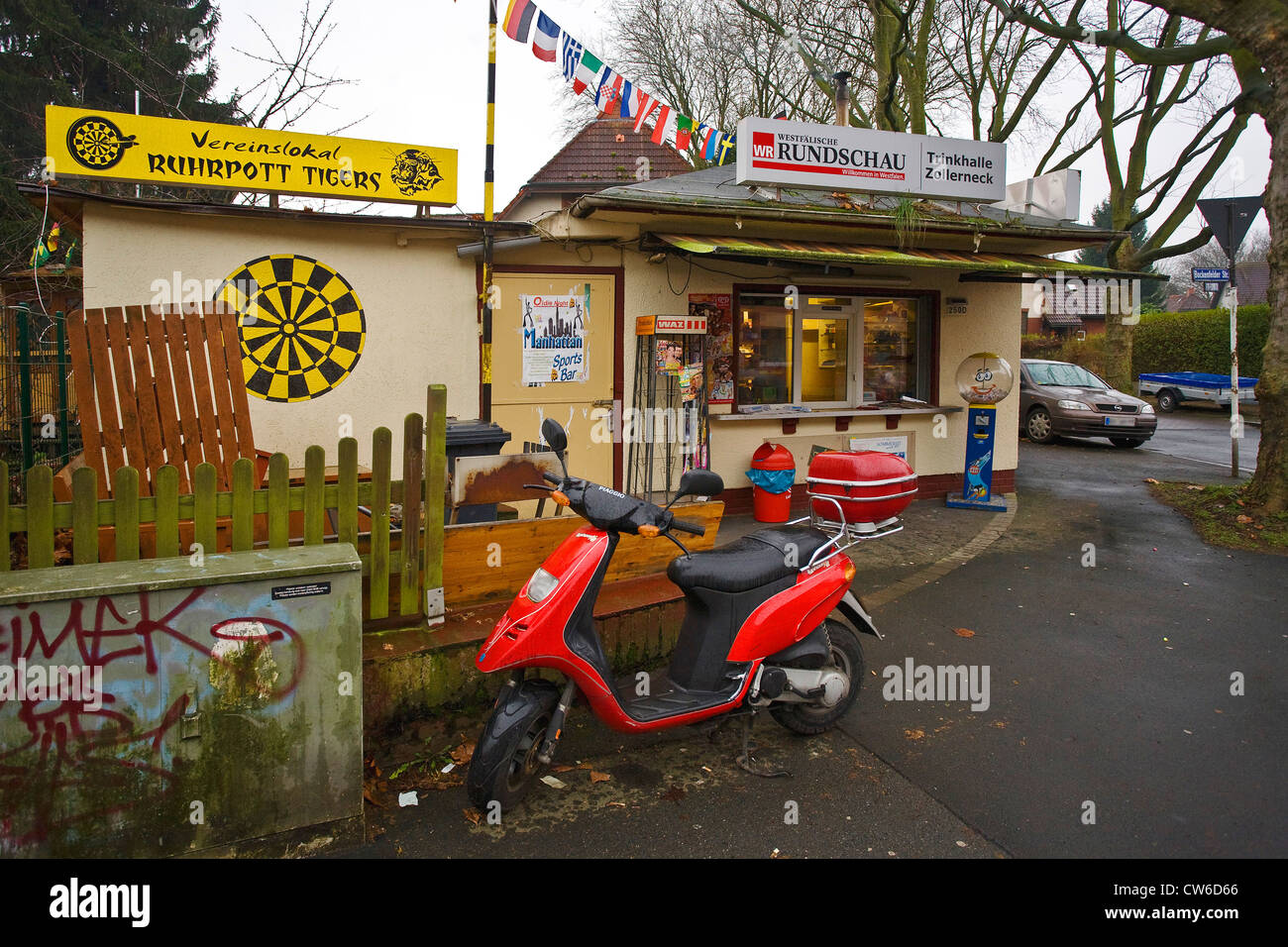 typische Kiosk in der Ruhr und Umgebung, Deutschland, Nordrhein-Westfalen, Ruhrgebiet, Dortmund Stockfoto