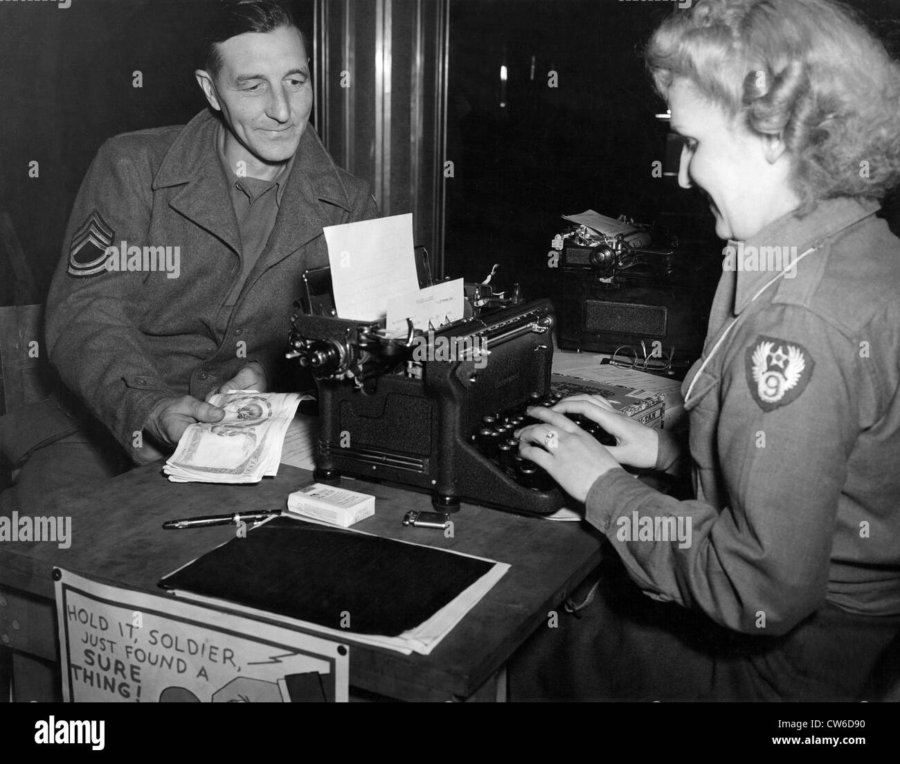 Ein Glück US-Sergeant kauft "Kriegsanleihen" in Paris (Frankreich) 30. November 1944 Stockfoto