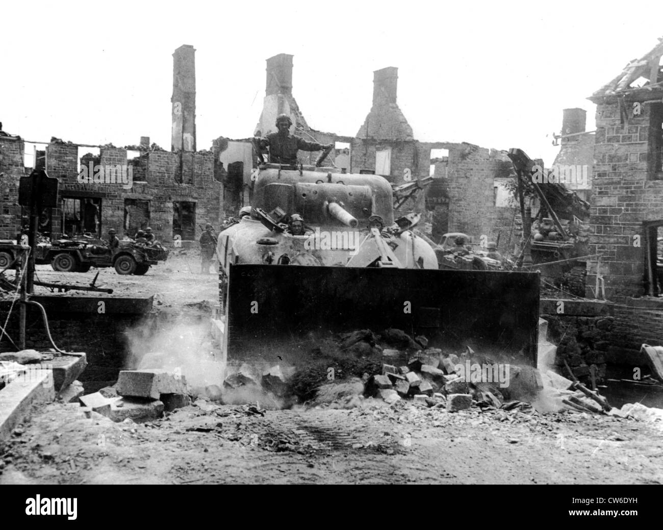 Amerikanische Planierraupe Tank Ebenen den Weg in Lonlay l ' Abbaye, August 1944 Stockfoto
