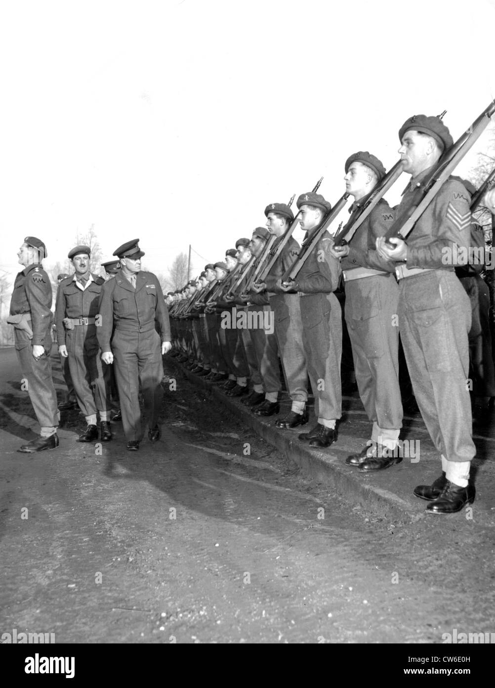 Eisenhower untersuchen eine britische Ehrenwache in Frankreich, 30. November 1944 Stockfoto