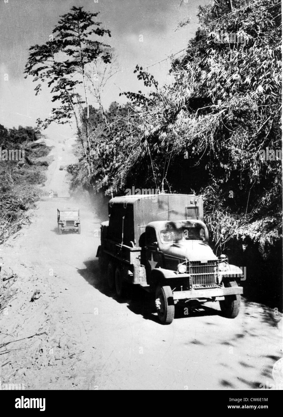 Ein Konvoi auf dem Weg von Myitkyina nach Bhamo in Birma, 1945 Stockfoto