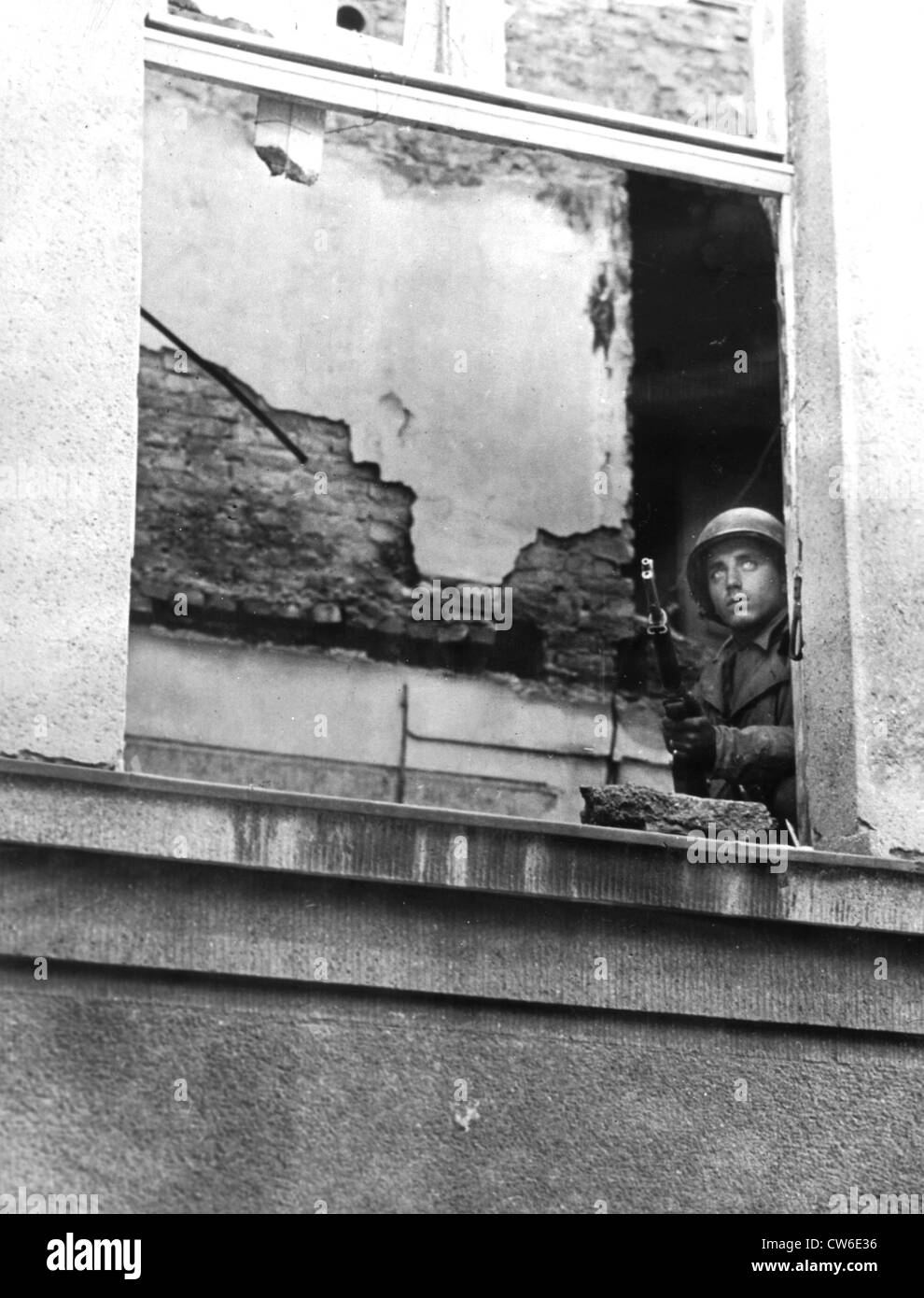 Ein amerikanischer Soldat sah für die deutschen Scharfschützen in Aachen, Oktober 1944 Stockfoto