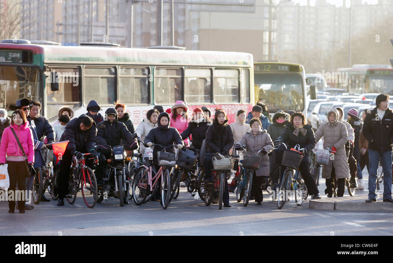 Peking, Radfahrer auf einer Straße Stockfoto