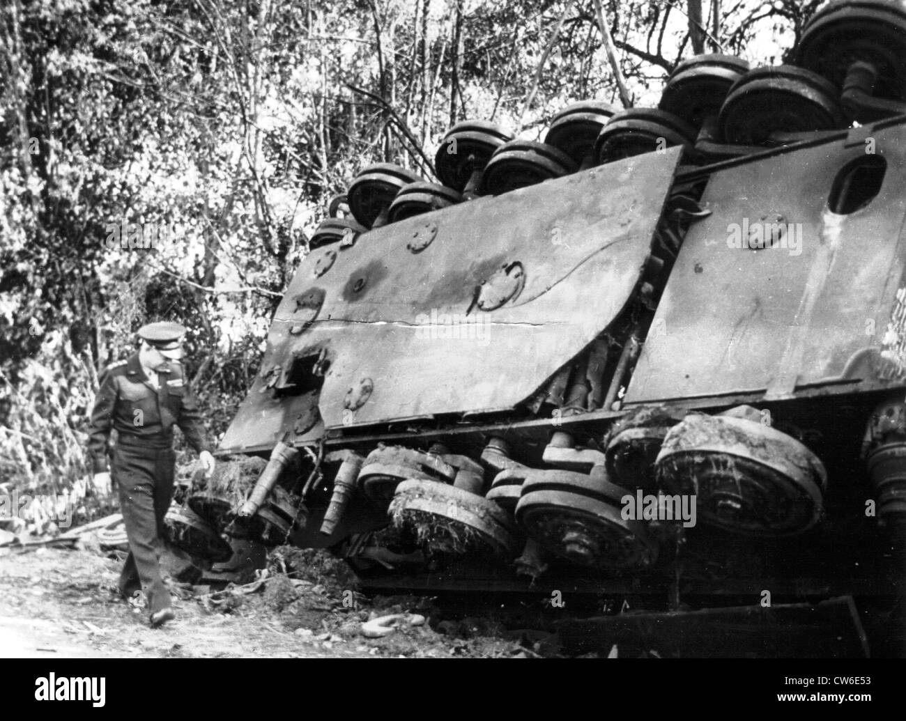 General Eisenhower inspiziert umgestürzten deutschen Panzer in Frankreich, Sommer 1944 Stockfoto