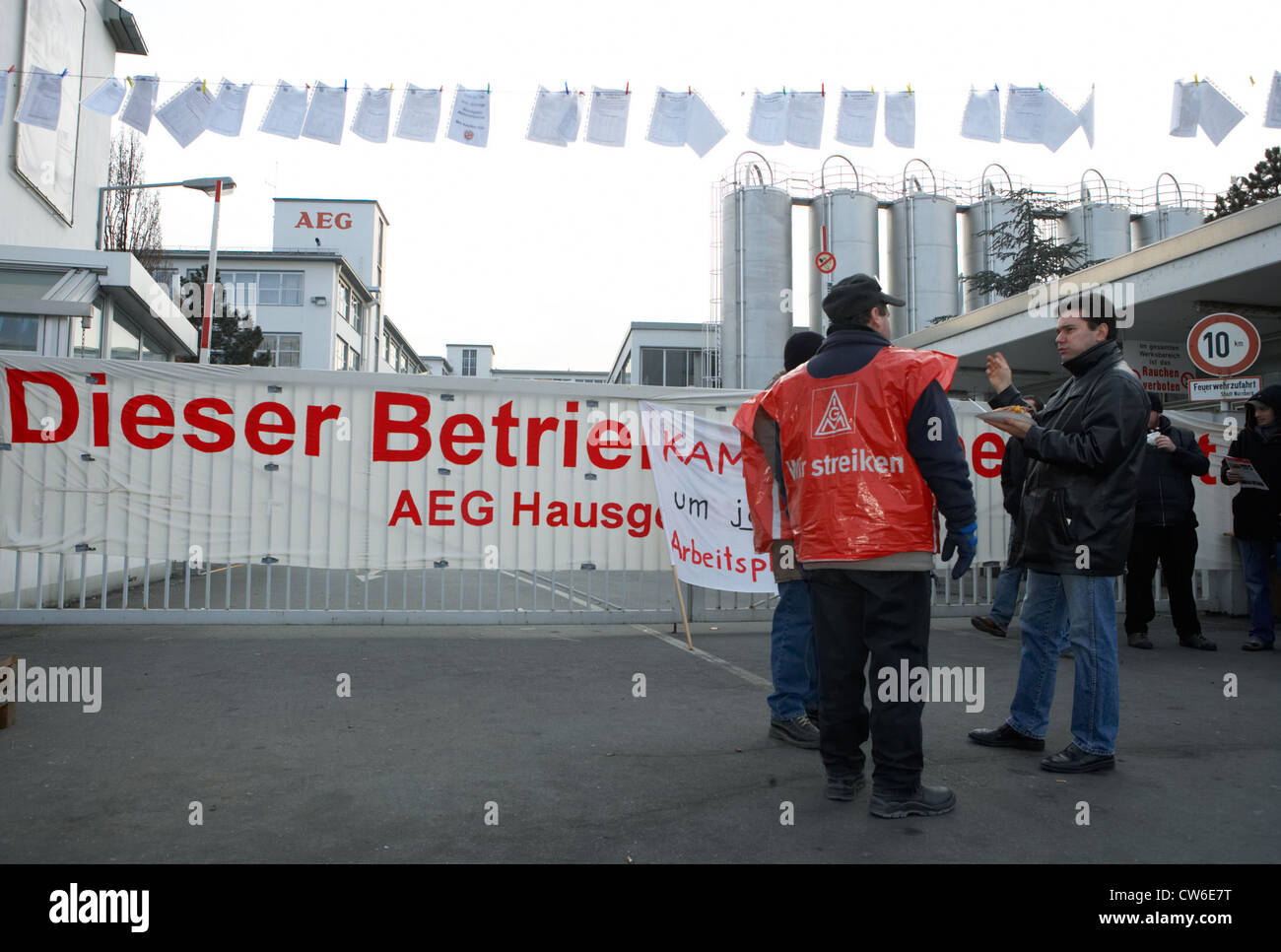 Nürnberg - Stürmer vor dem Haupttor des Werkes AEG Stockfoto