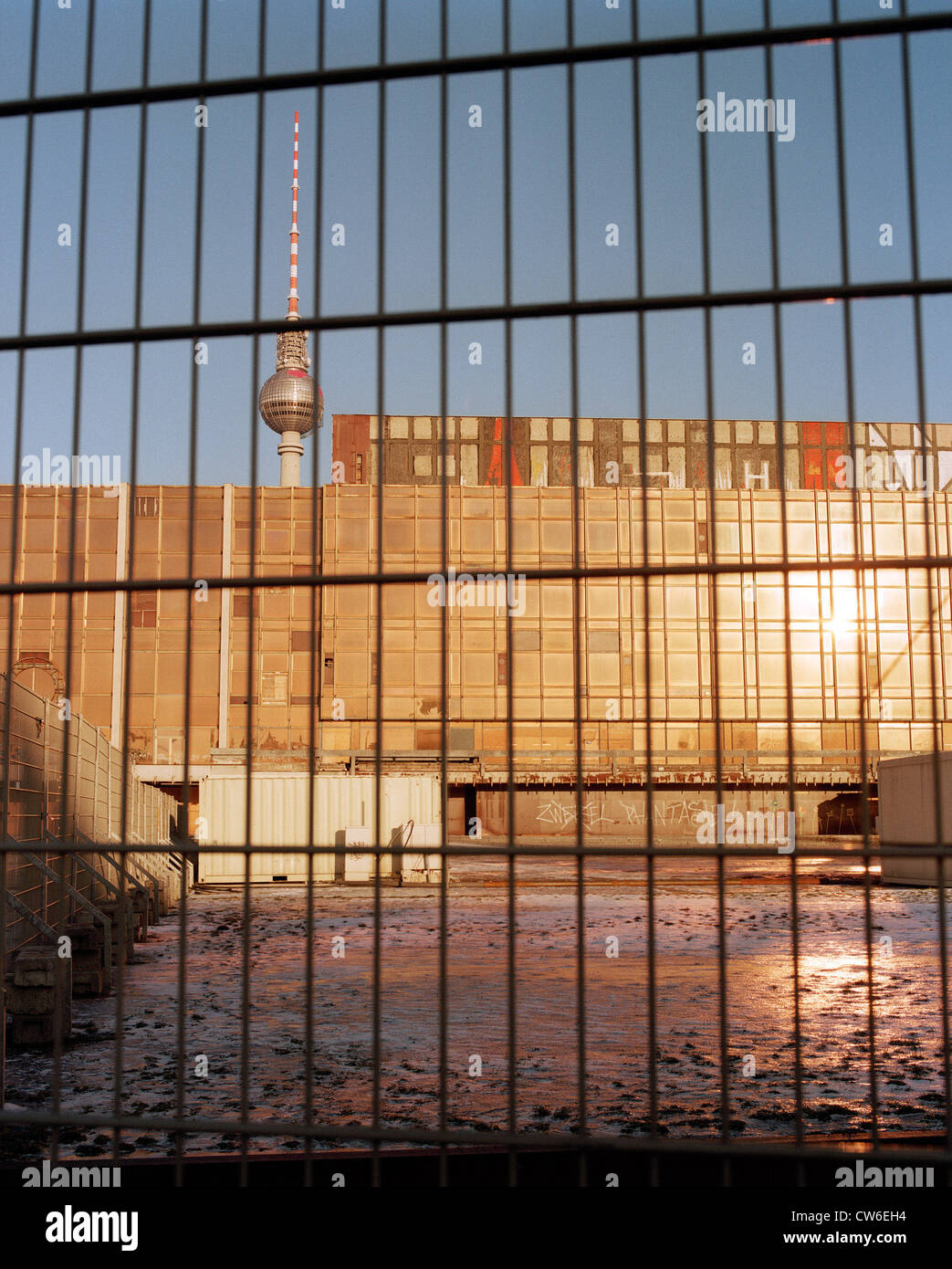 Berlin - der Palast der Republik, wie durch einen Zaun zu sehen Stockfoto