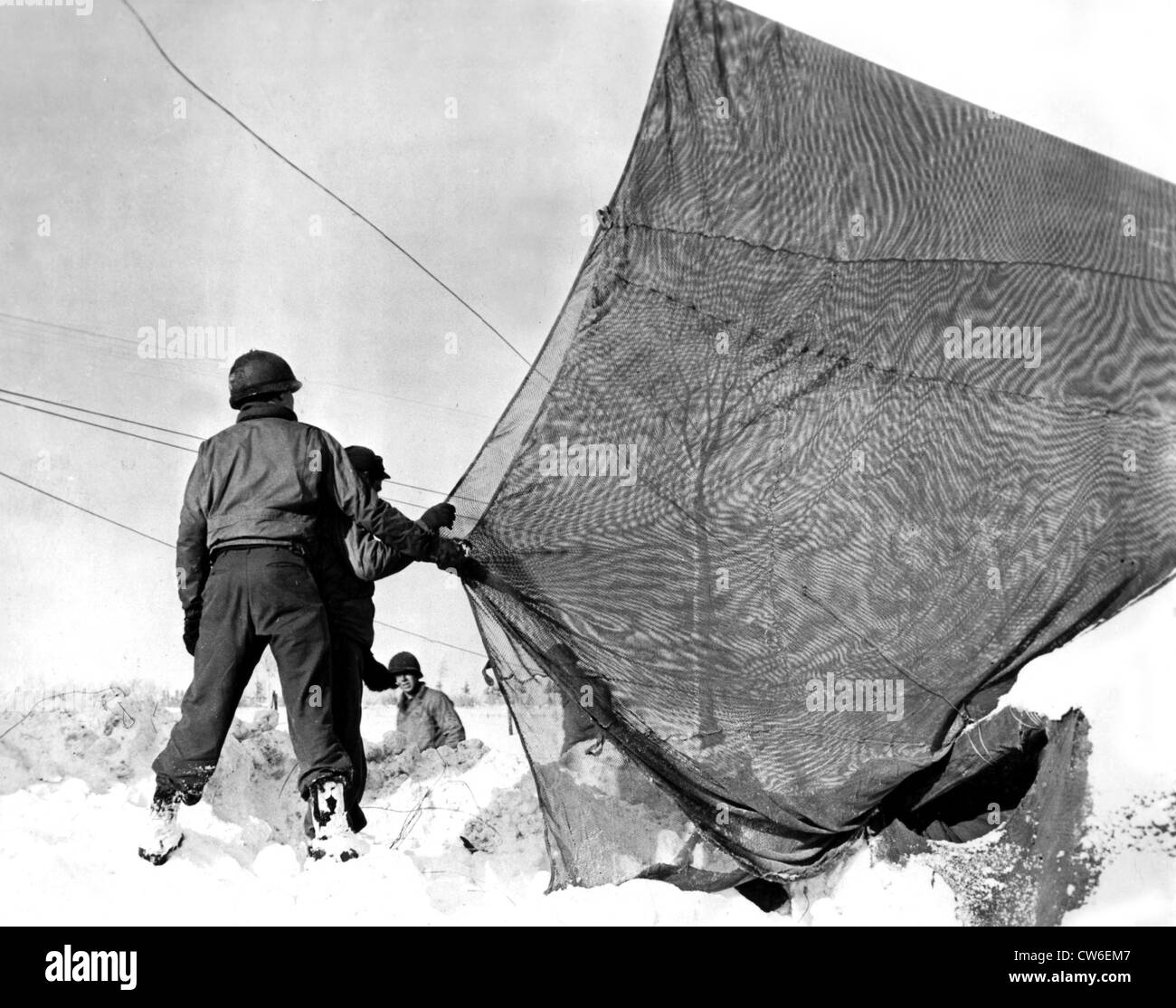 Amerikanische Soldaten verwenden Tarnung Bildschirm in Deutschland, 25. Januar 1945 Stockfoto