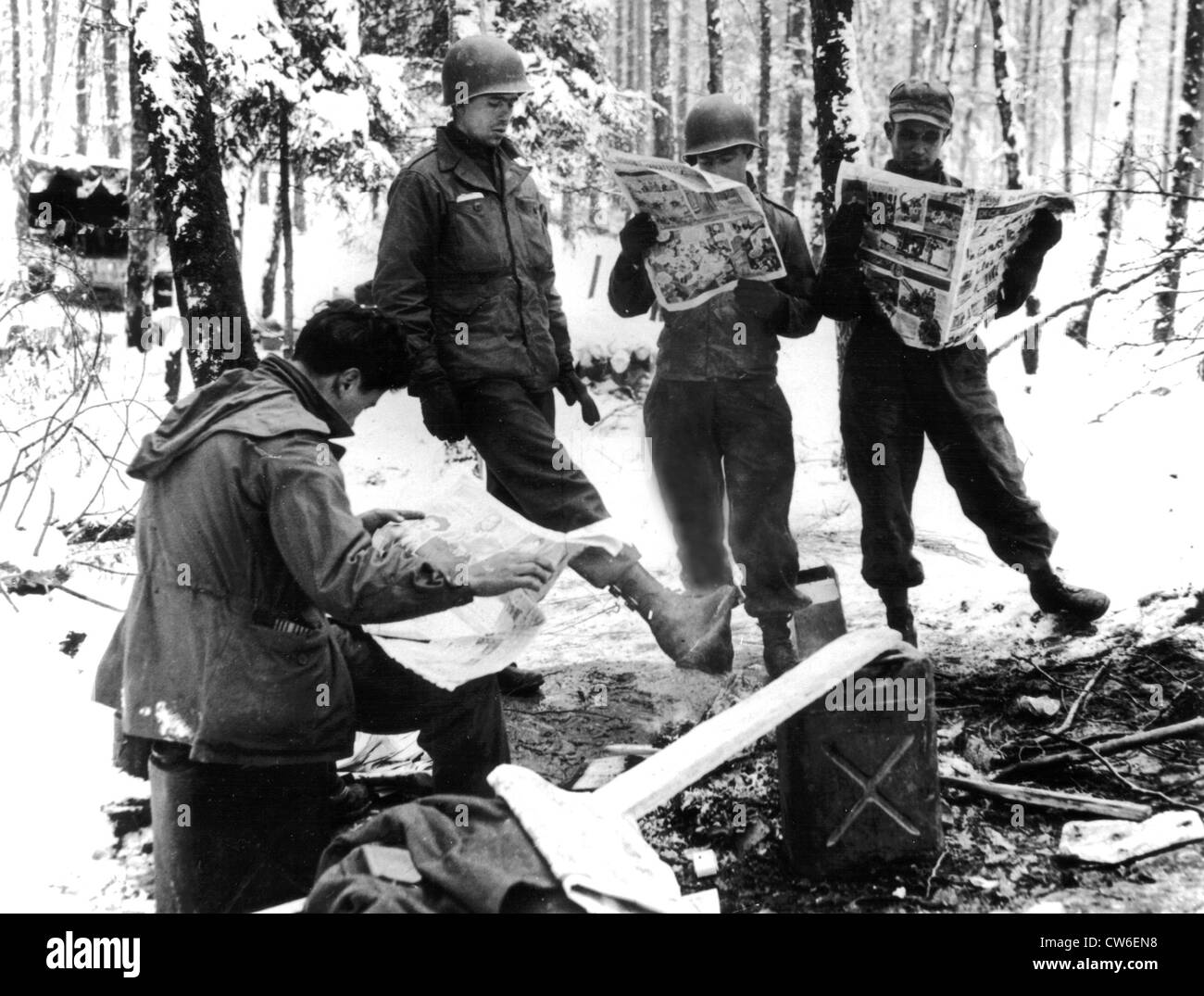 Amerikanische Soldaten genießen "lustige" Papiere auf westliche Frontseite, Anfang 1945 Stockfoto