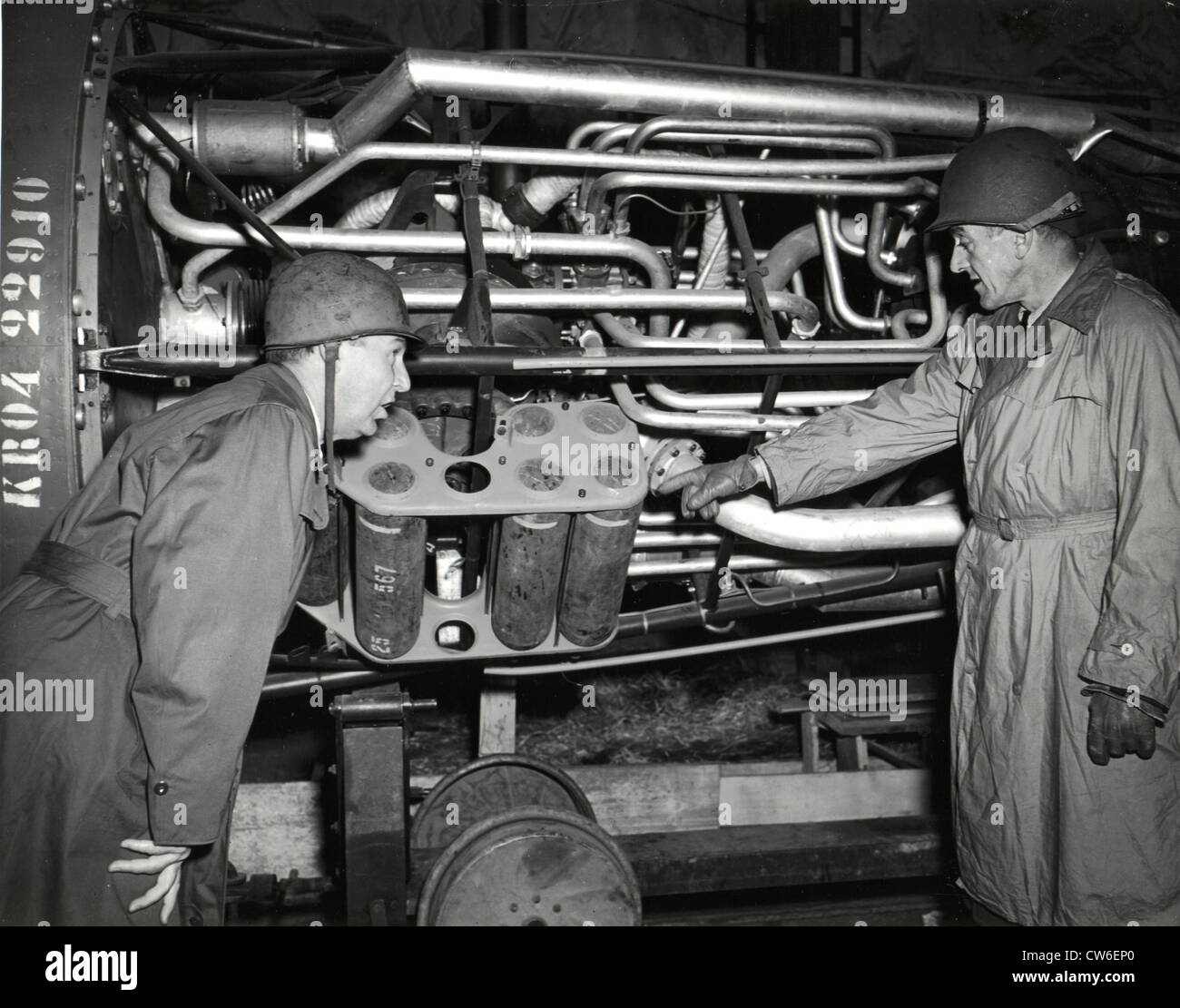 Amerikanischen Kongress-Ausschuss prüft V2-Bomb Factory in Nordhausen, 1. Mai 1945 Stockfoto