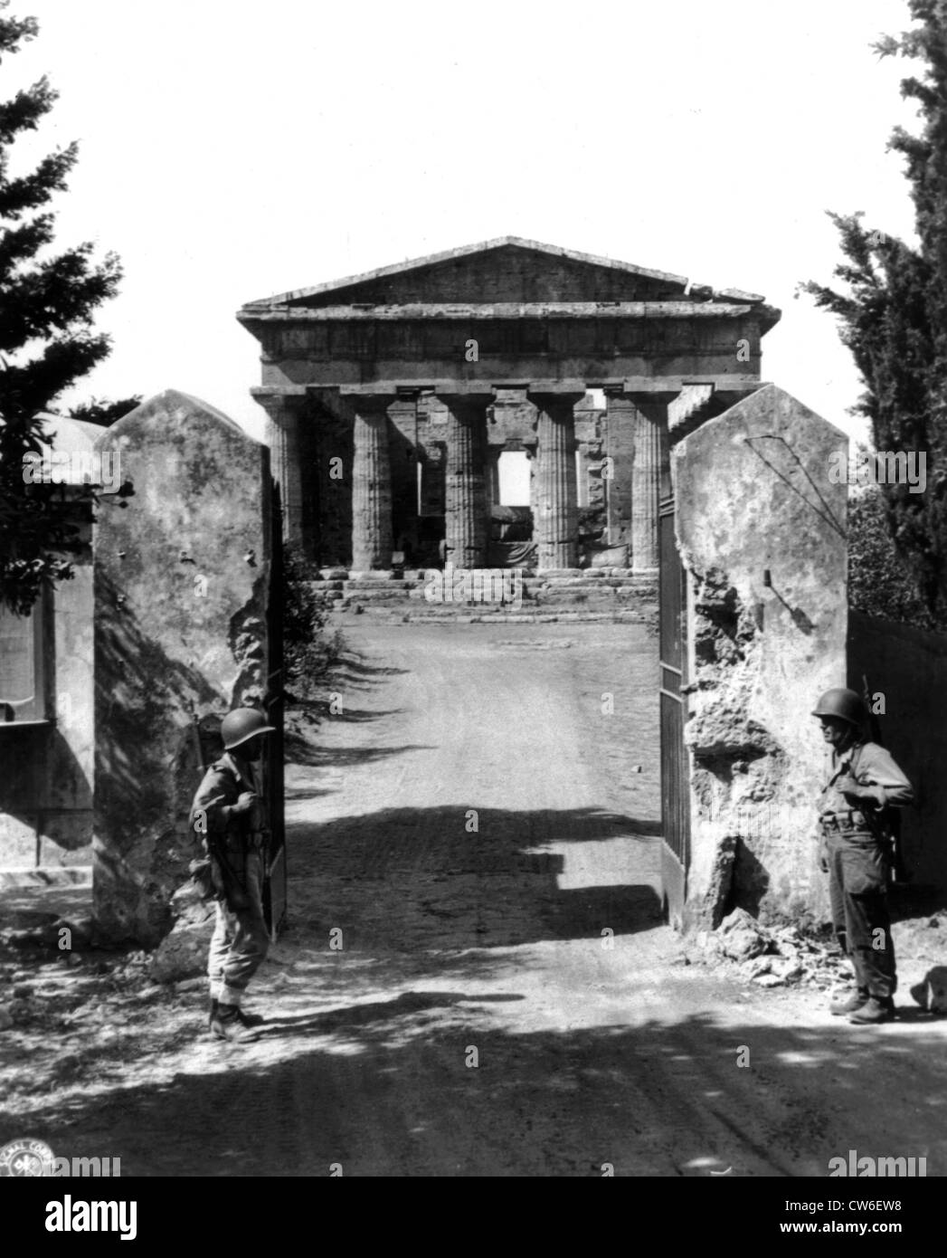 Amerikanische Soldaten bewachen antiken griechischen Tempel in Paestum, Herbst 1943 Stockfoto