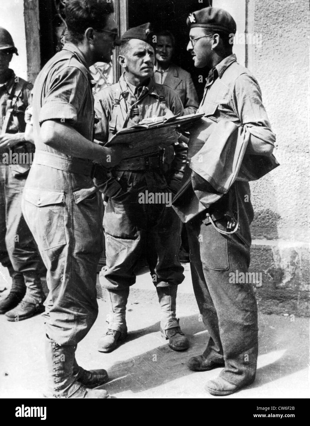 Zwei französische Offiziere sprechen Sie mit einem britischen Offizier in Ecouche, Sommer 1944 Stockfoto