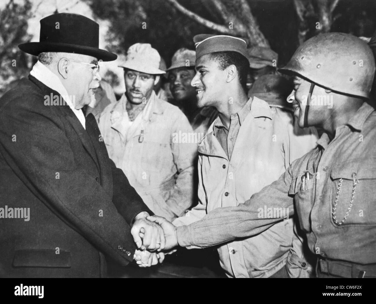 Bischof Schwarz grüßt Truppen in Italien, 23. Dezember 1943 Stockfoto