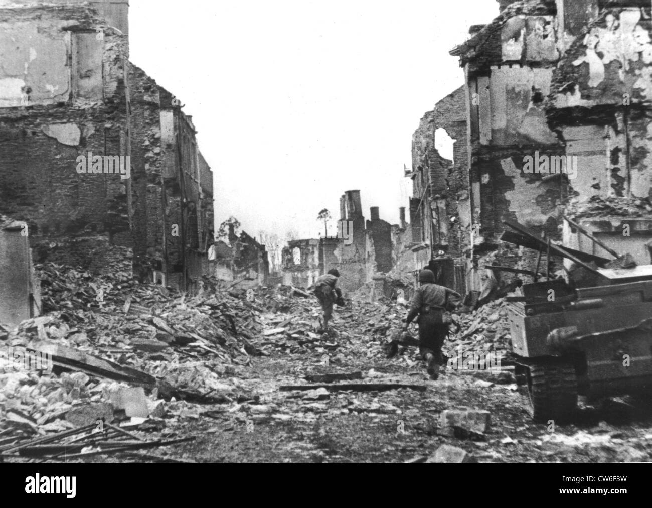 Amerikanische Soldaten bewegen sich durch St. Lo in der Normandie, 18. Juli 1944 Stockfoto