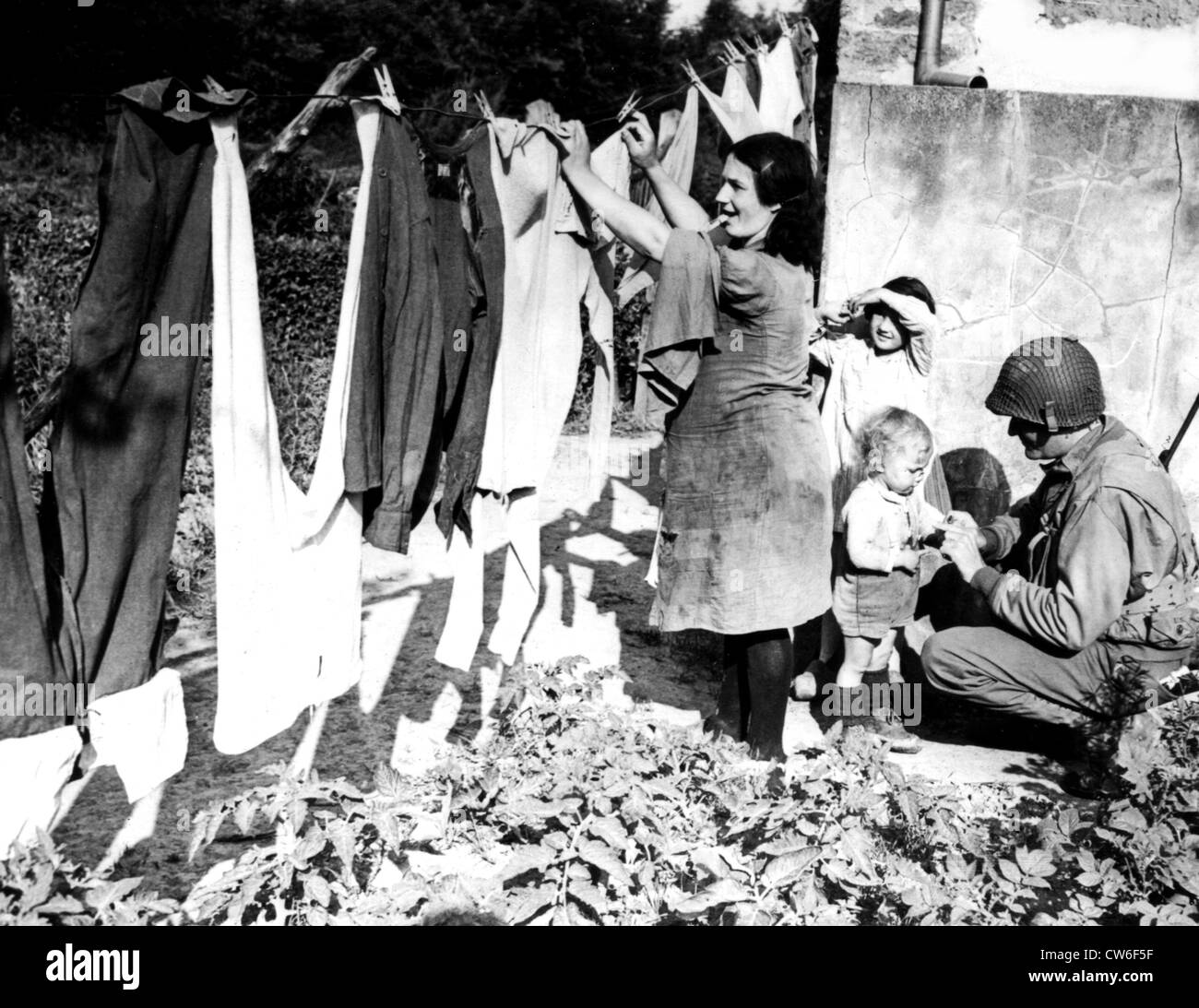 Französin wäscht Kleidung der US-Soldaten in der Nähe von St. Lo, Juli 1944 Stockfoto