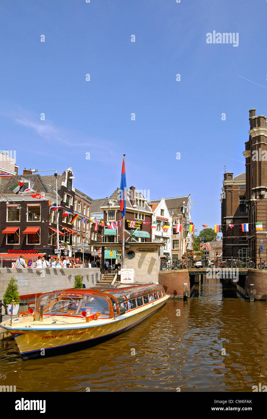 typische Ausflugsboot in einem Wasserkanal in Amsterdam, Niederlande Stockfoto