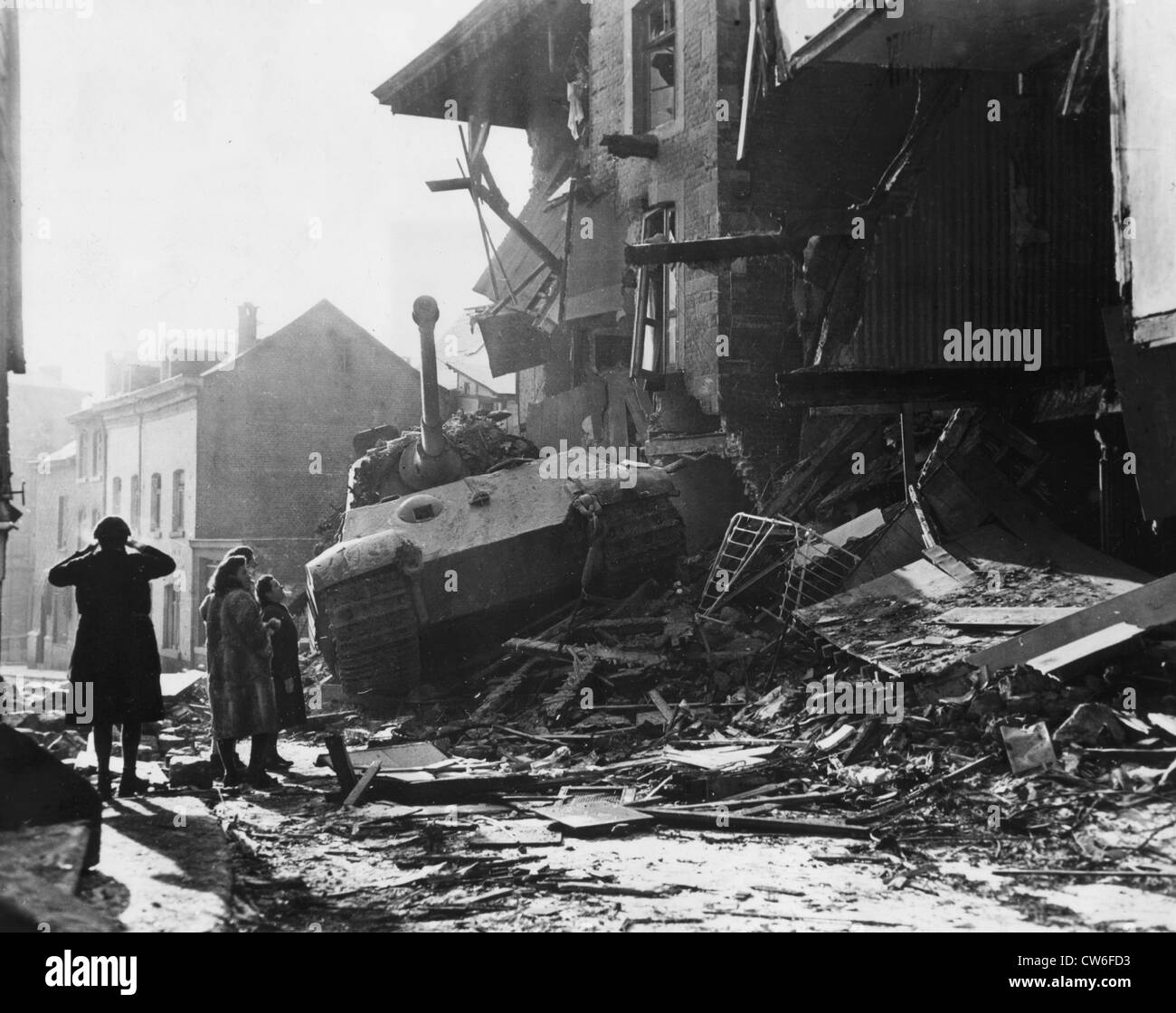 Belgische Zivilisten untersuchen herausgetrennten deutschen Panzer in Stavelot (Januar 1945) Stockfoto