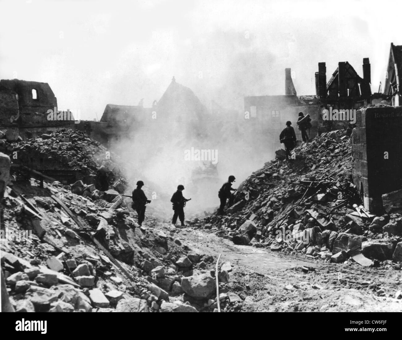 Amerikanische Infanteristen jagen aus Scharfschützen in Nürnberg 20. April 1945 Stockfoto