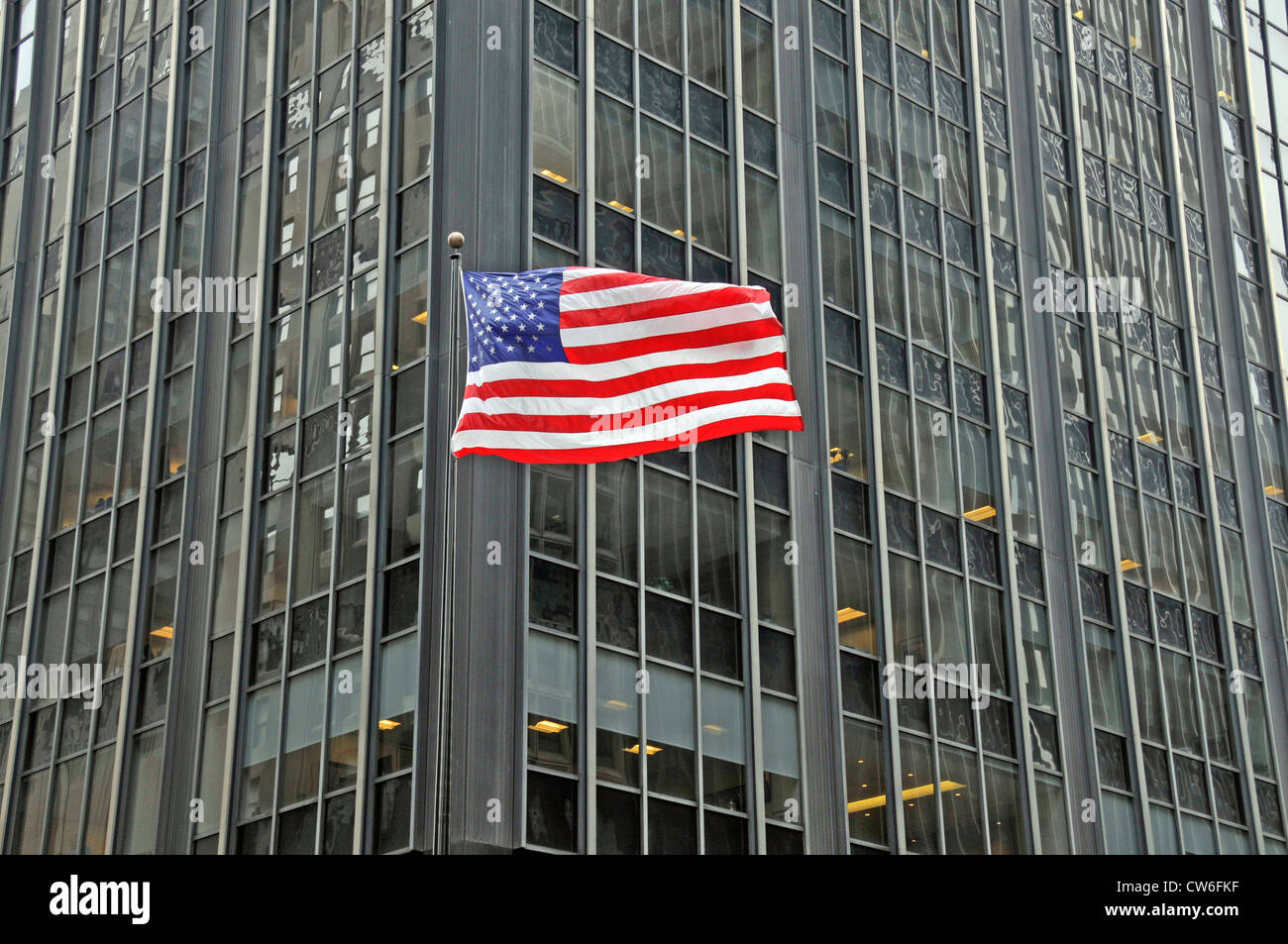 Bürogebäude und Flagge der Vereinigten Staaten im Park Avenue, USA, Manhattan, New York City Stockfoto