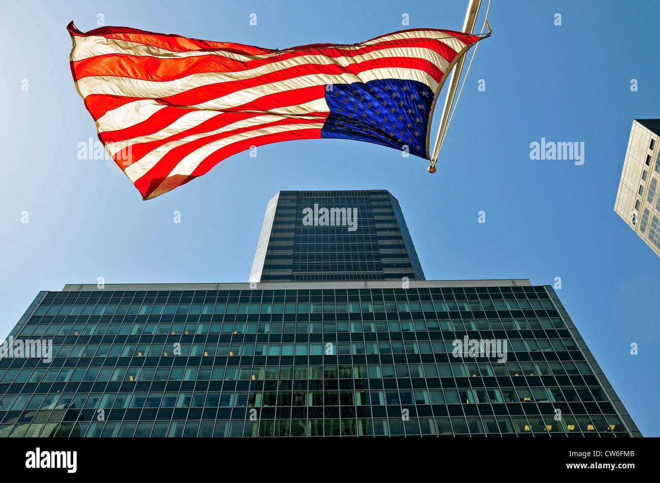 Bürogebäude und Flagge der Vereinigten Staaten in der Park Avenue, USA, Manhattan, New York City Stockfoto