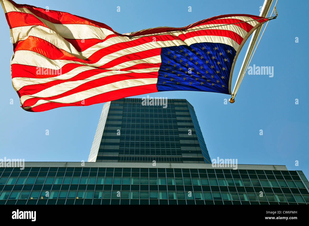 Bürogebäude und Flagge der Vereinigten Staaten in der Park Avenue, USA, Manhattan, New York City Stockfoto