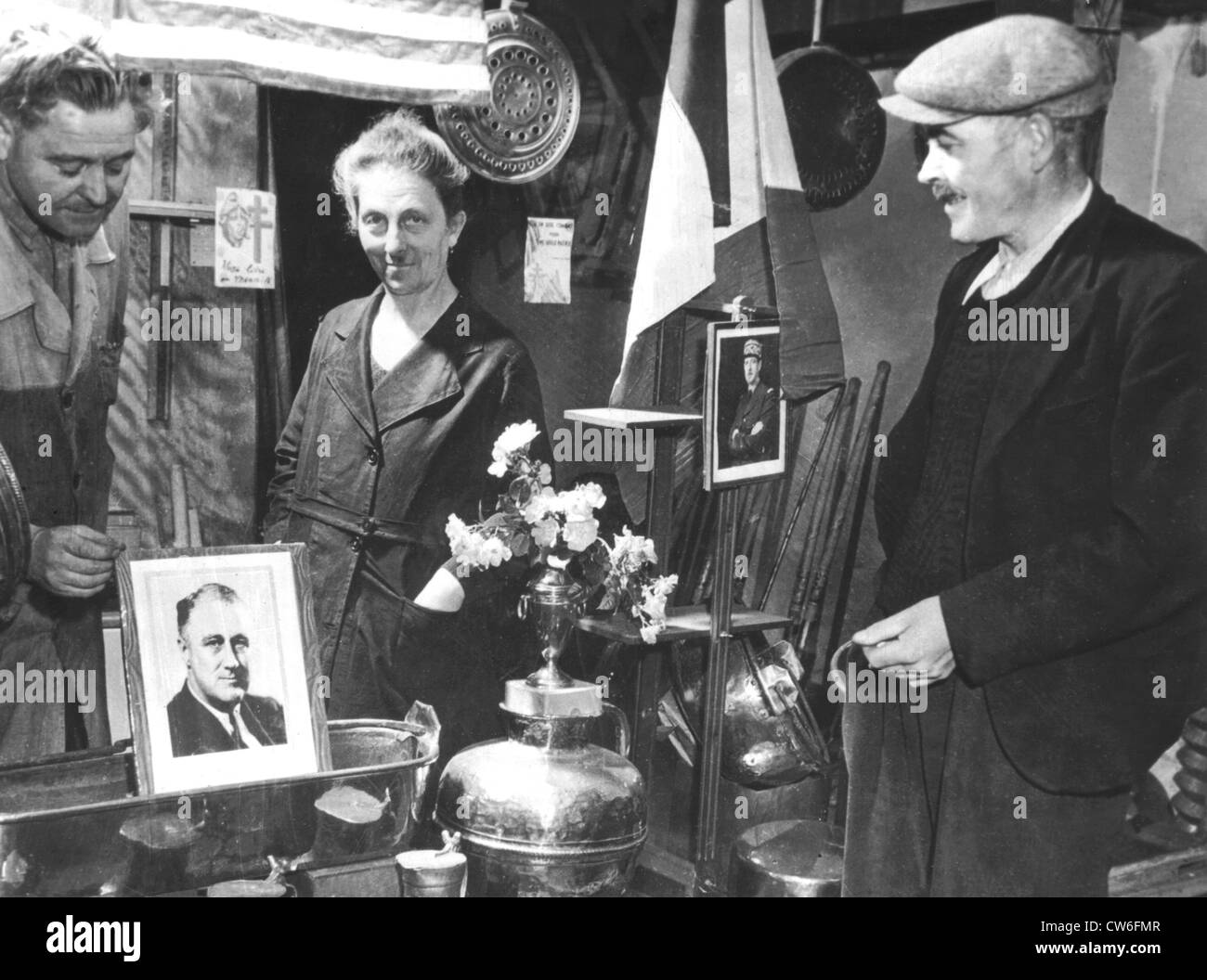 Normandie Krämer platziert ein Bild des Präsidenten F.D Roosevelt in seinem Schaufenster in Frankreich (Juni 1944). Stockfoto