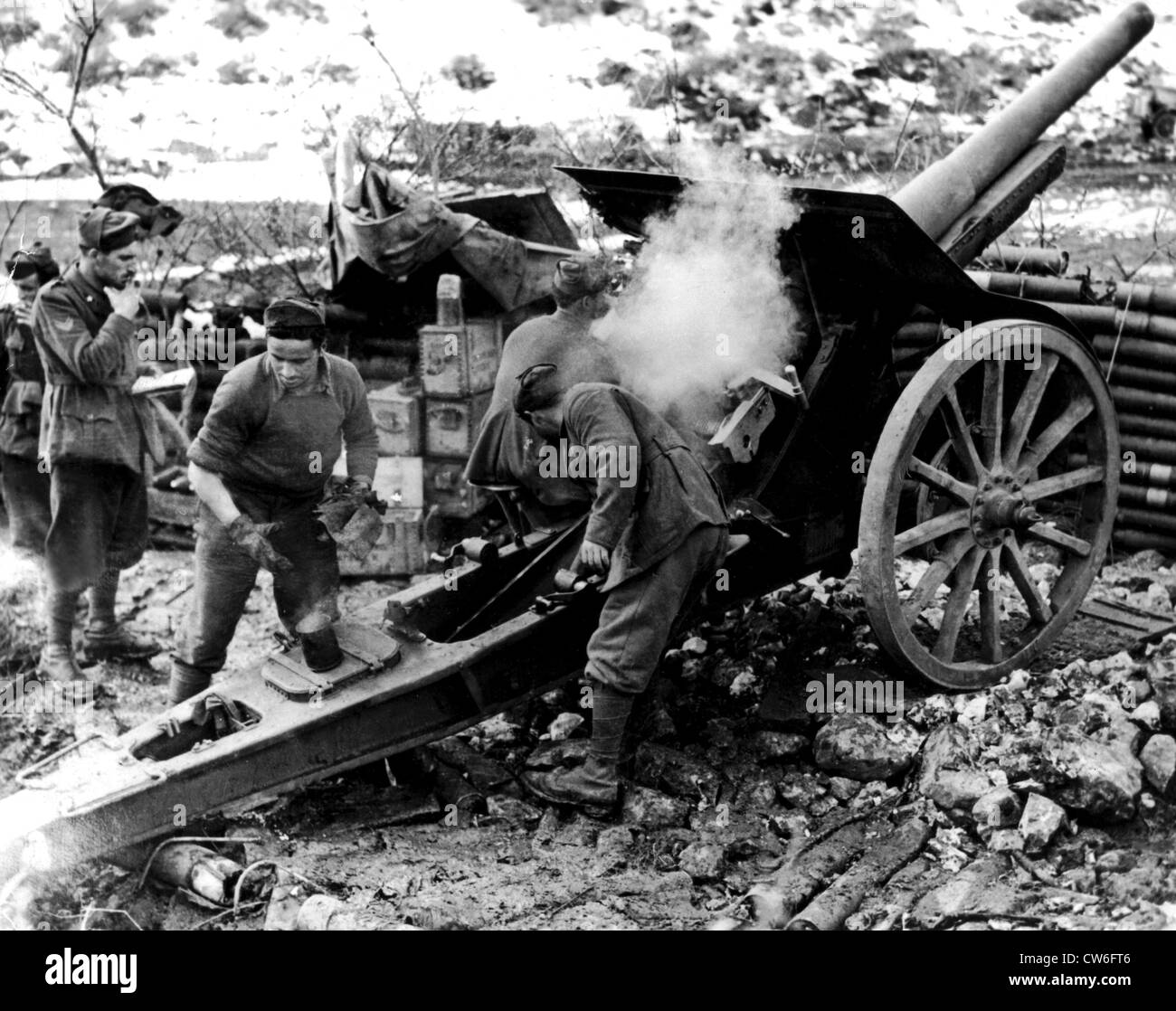 Italienische Artillerie im Kampf gegen die deutschen an der italienischen Front (7. April 1944). Stockfoto