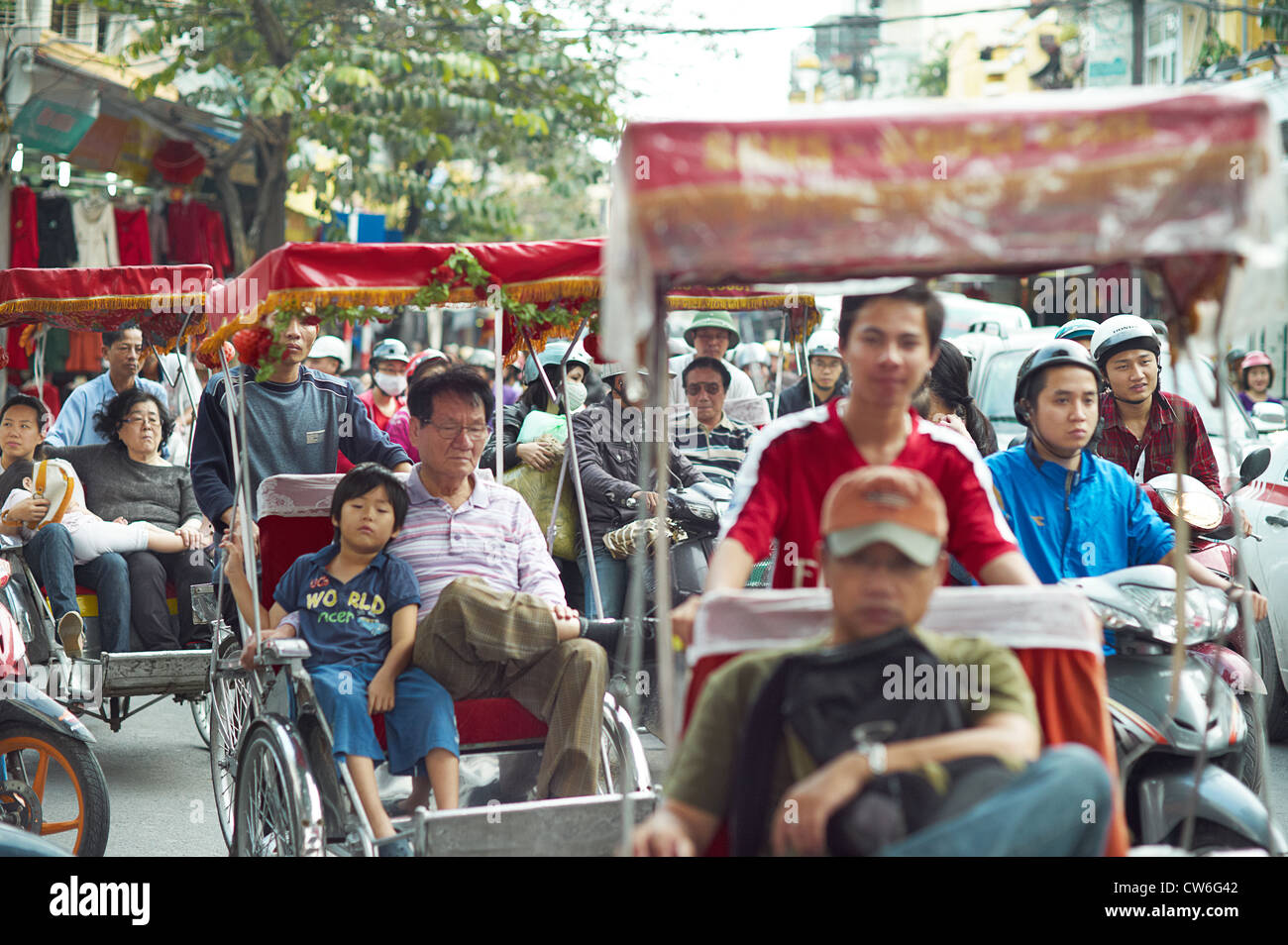 Einheimische werden rollte auf Wagen auf den Straßen von Vietnam Stockfoto