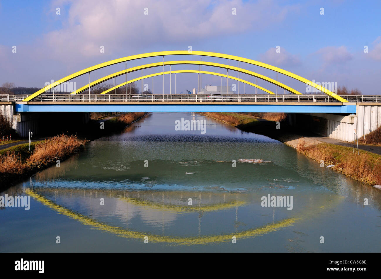 bunte Autobahn Brücke über einem Chanel in Hamm-Uentrop, Hamm, Ruhrgebiet, Deutschland, Nordrhein-Westfalen Stockfoto