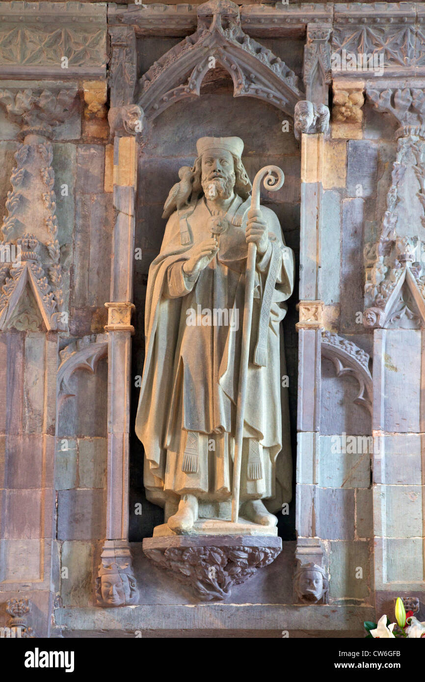 Statue von St. David mit Taube in St. Davids Cathedral, Pembrokeshire Nationalpark, Wales, Cymru, United Kingdom, UK, GB Stockfoto