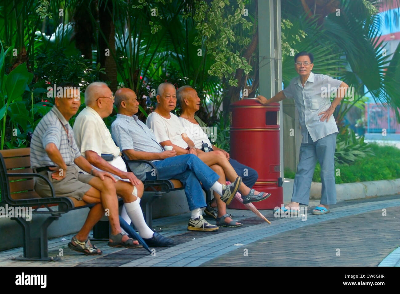 Gruppe von älteren Chinesen, entspannen Sie sich auf einer Parkbank in Hong Kong, China, Hong Kong Stockfoto