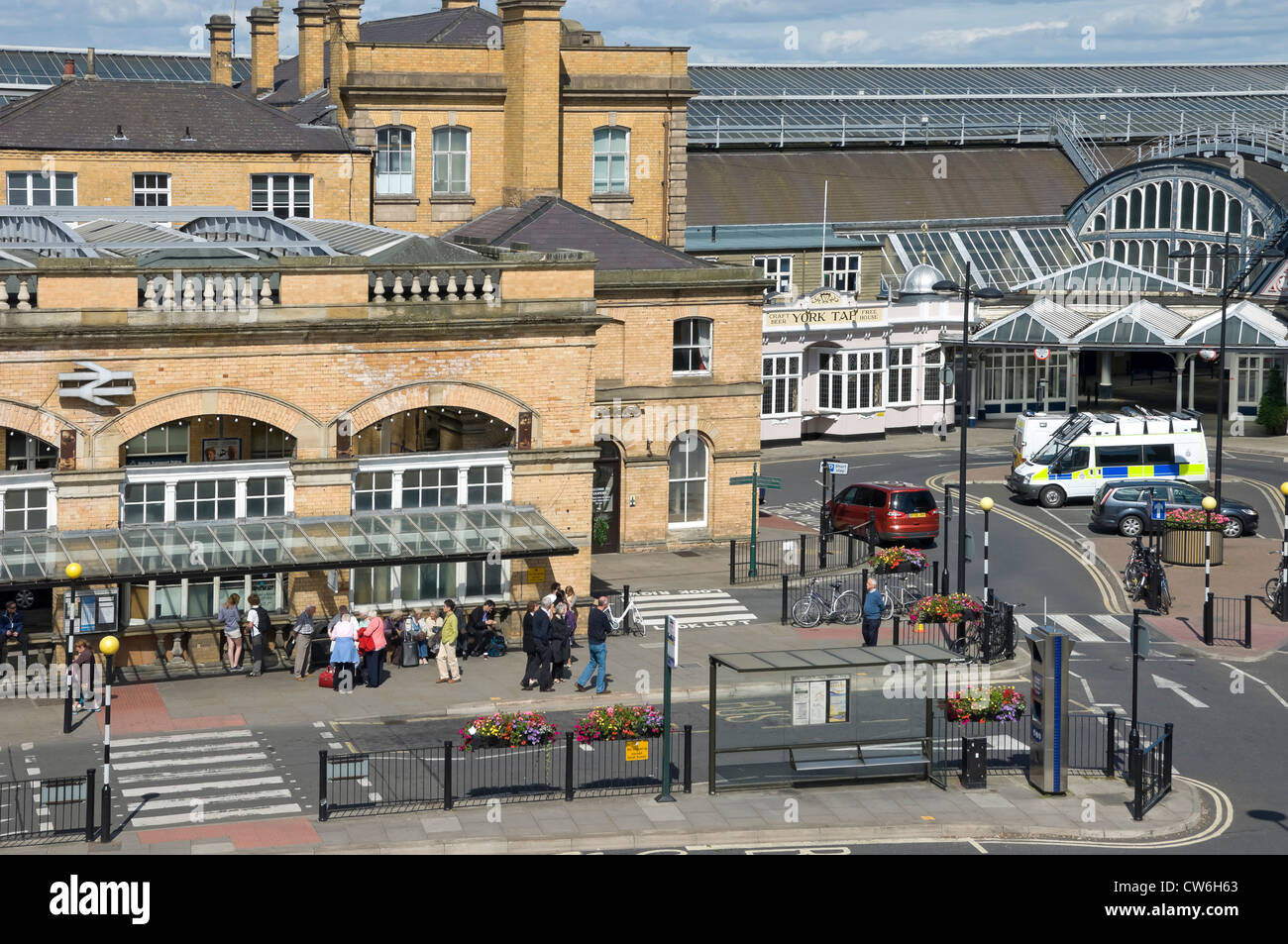 Leute warten auf Busse an der Bushaltestelle vor dem Bahnhof Bahnhof im Sommer York North Yorkshire England UK United Großbritannien GB Großbritannien Stockfoto