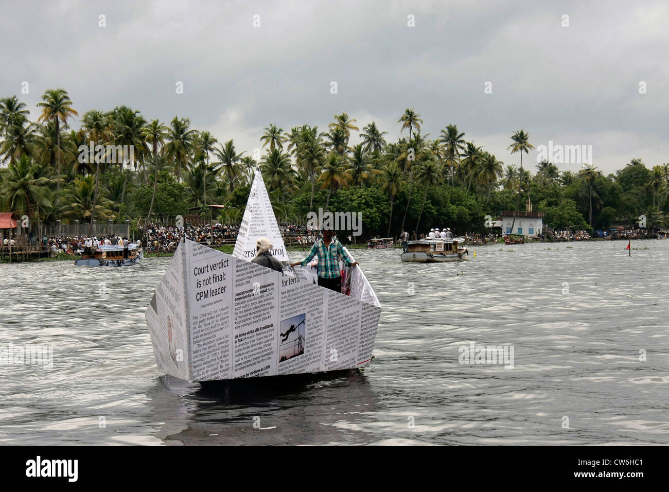 seltsame ungewöhnliche lustige Nachrichten Papier Boot im Wasser während Nehru Trophäe-Schlange-Regatta in Alappuzha früher Alleppey, Kerala, Indien Stockfoto