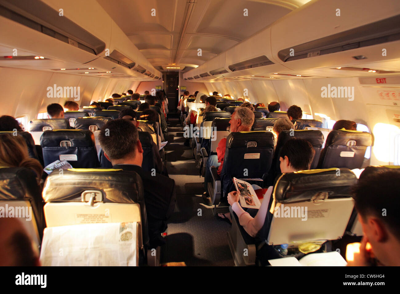 München, Passagiere in einer Flugzeugkabine Stockfoto