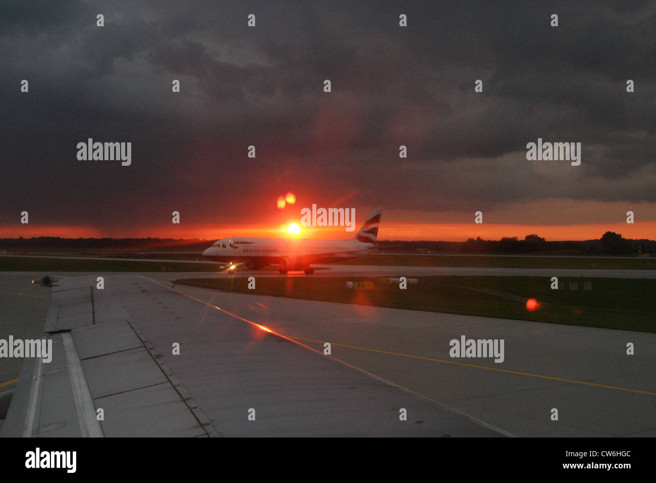 Muenchen, Flugzeug auf dem Rollfeld bei Sonnenuntergang Stockfoto