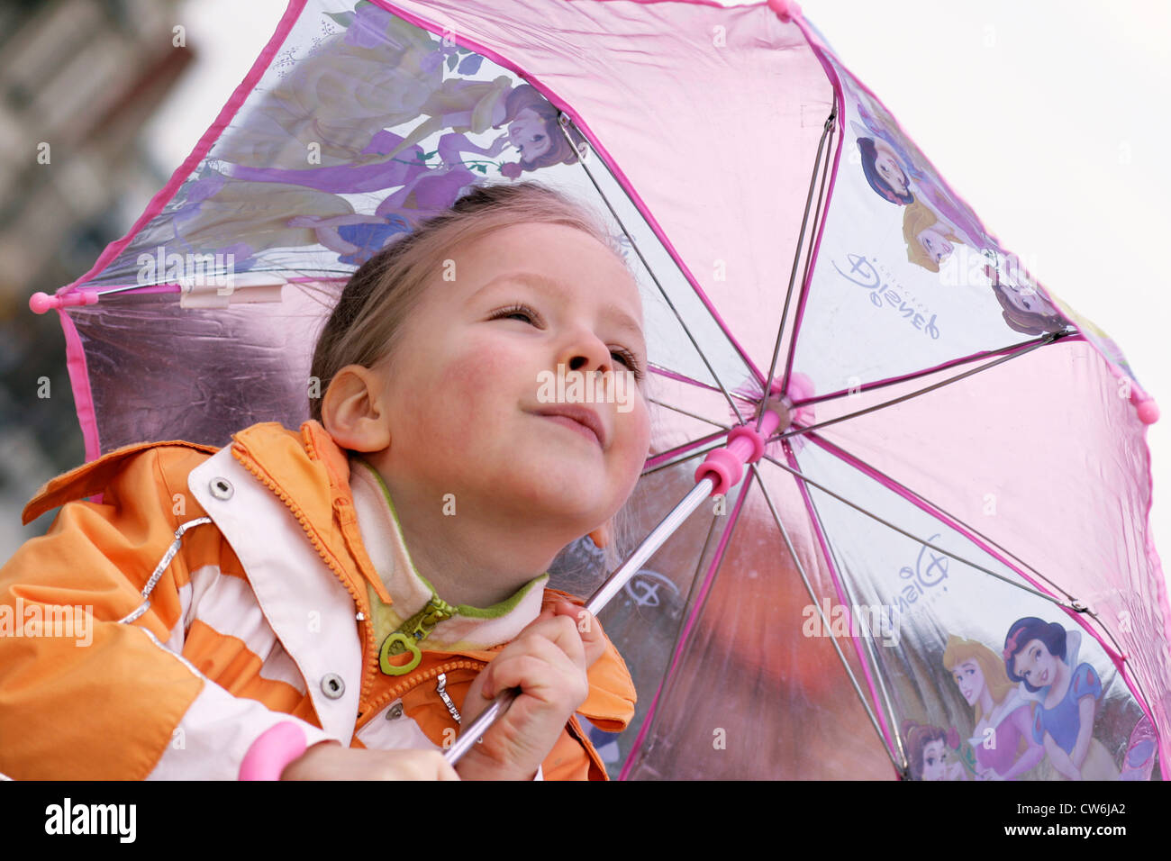kleines Mädchen mit einem Regenschirm, Deutschland Stockfoto