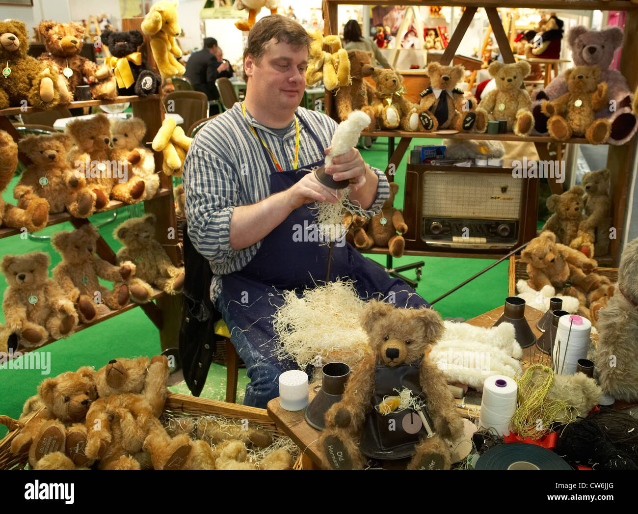 Die traditionelle Herstellung von Teddy Bären von hand Stockfoto