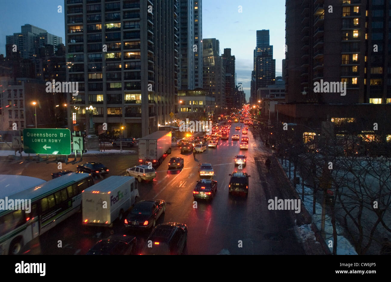 Schauen Sie sich die Second Avenue in Richtung Innenstadt im Abendlicht Stockfoto